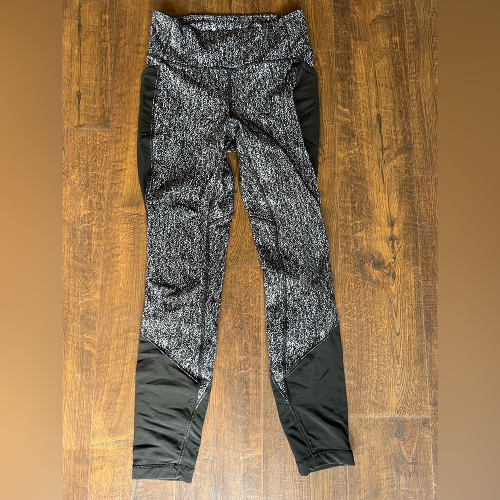 lululemon athletica Black and Gray Leggings size 6 with pockets!